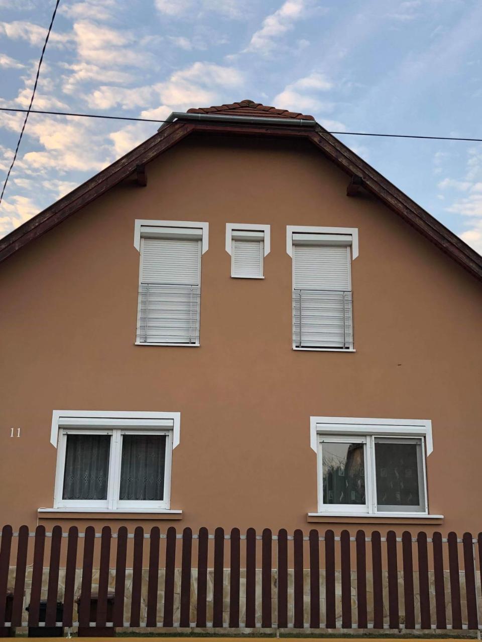Kristaly Apartmanhaz Sarvar Exterior photo