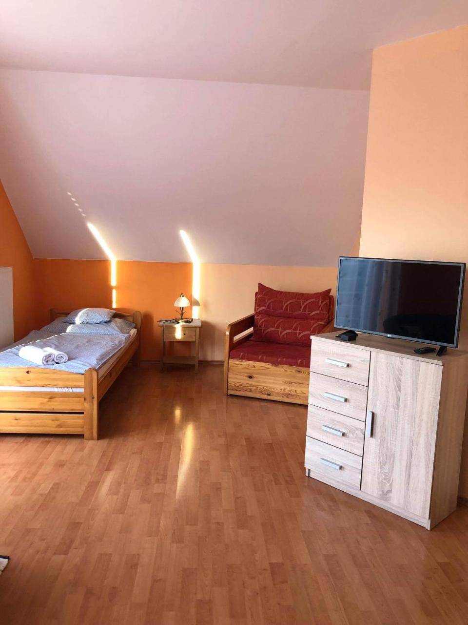 Kristaly Apartmanhaz Sarvar Exterior photo