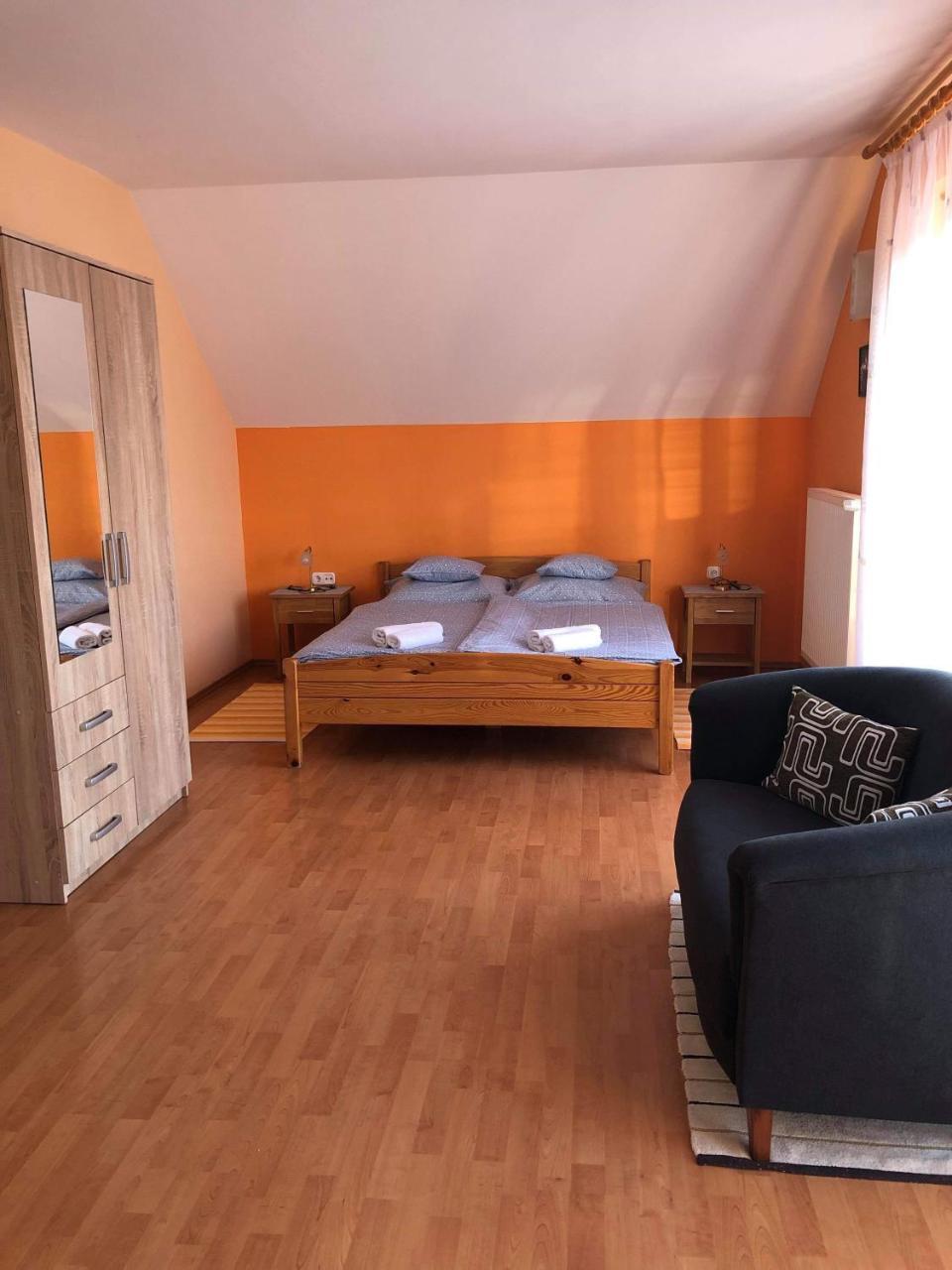 Kristaly Apartmanhaz Sarvar Exterior photo