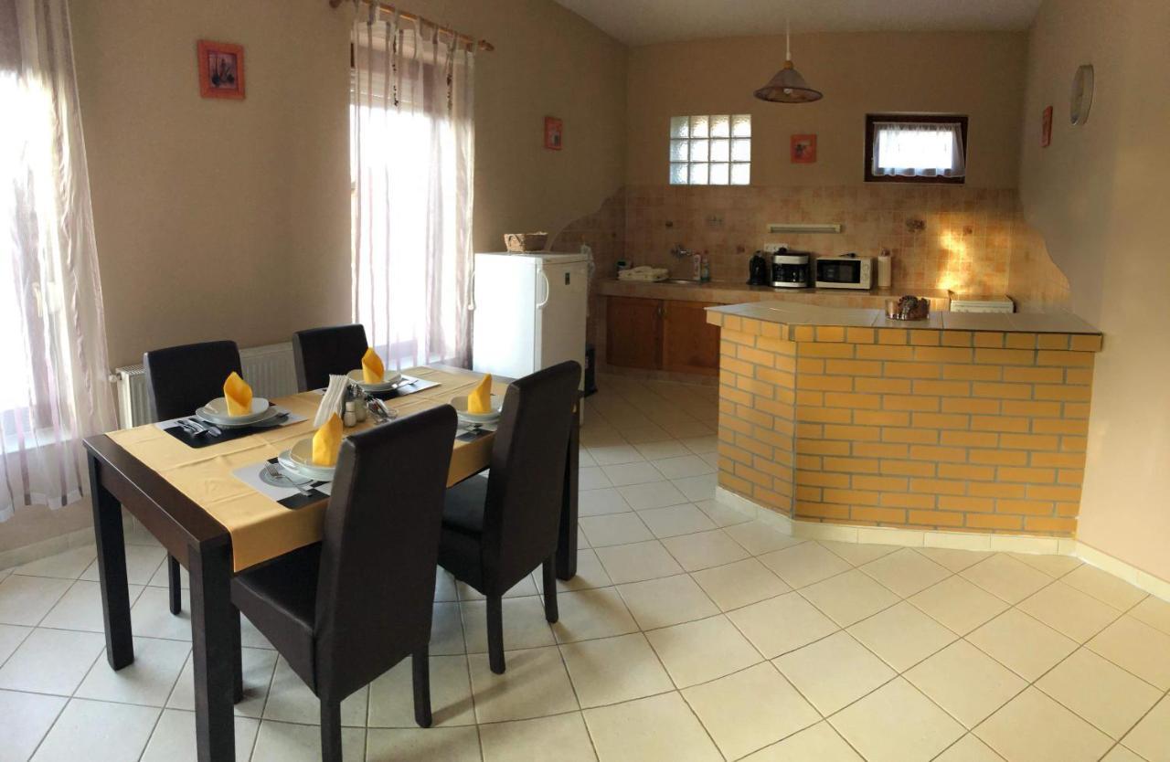 Kristaly Apartmanhaz Sarvar Exterior photo